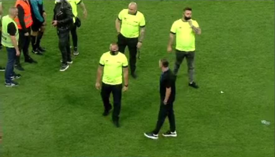 Gardianul Kung Fu! Imagini spectaculoase cu unul dintre agenții care au asigurat paza la Rapid - Univ. Craiova_3