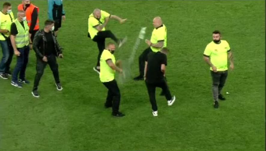 Gardianul Kung Fu! Imagini spectaculoase cu unul dintre agenții care au asigurat paza la Rapid - Univ. Craiova_6