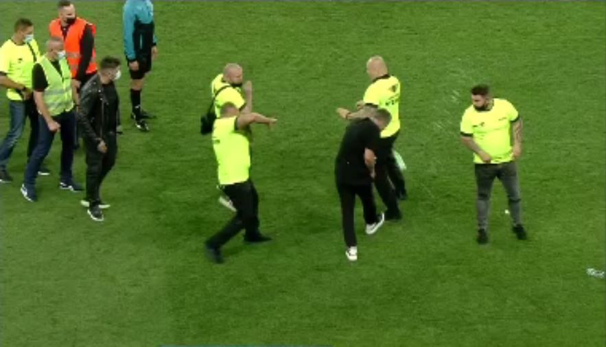 Gardianul Kung Fu! Imagini spectaculoase cu unul dintre agenții care au asigurat paza la Rapid - Univ. Craiova_7