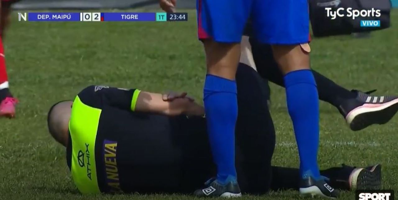 Accidentare stupidă a unui arbitru în timpul meciului! A ieșit de pe teren zbierând de durere_2