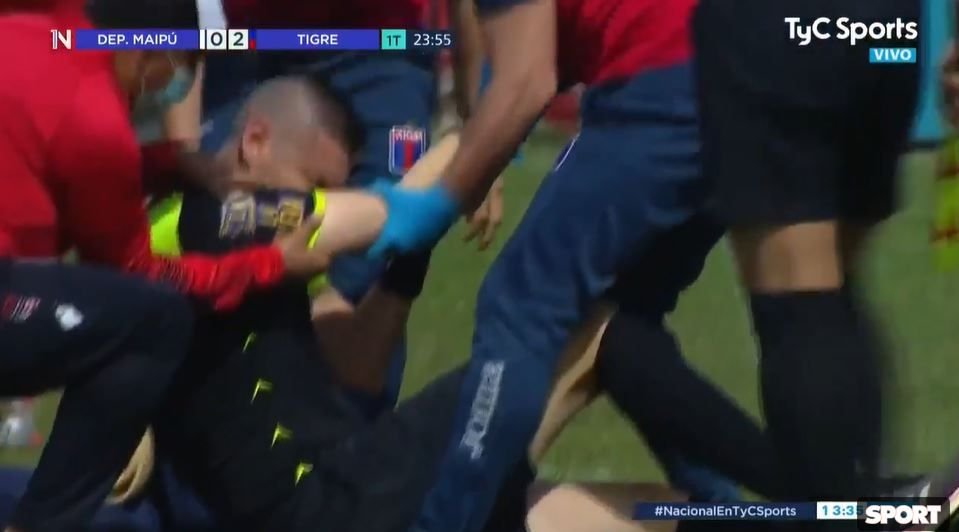 Accidentare stupidă a unui arbitru în timpul meciului! A ieșit de pe teren zbierând de durere_3