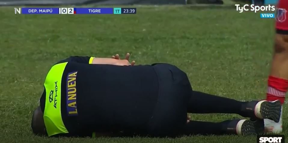 Accidentare stupidă a unui arbitru în timpul meciului! A ieșit de pe teren zbierând de durere_5