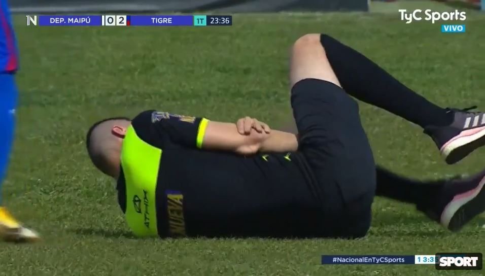 Accidentare stupidă a unui arbitru în timpul meciului! A ieșit de pe teren zbierând de durere_6
