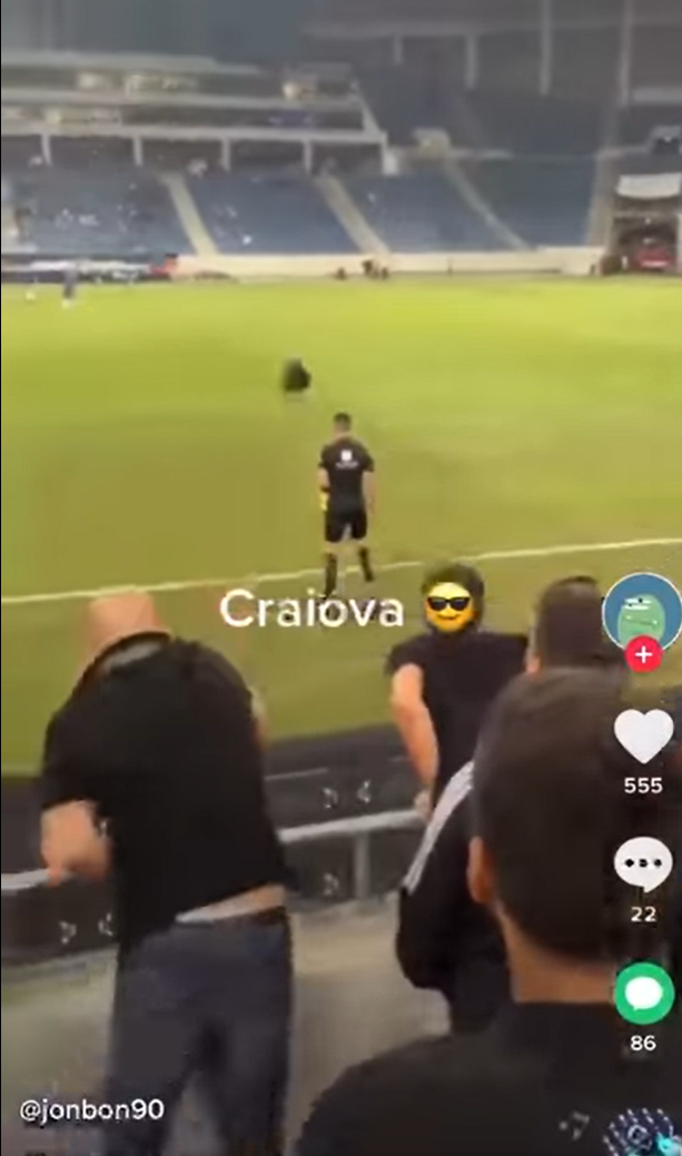 Imaginile care nu s-au văzut pe TV! Fanii lui FCU au aruncat cu un pantof &icirc;n tușier &icirc;n timpul meciului! Ce riscă oltenii