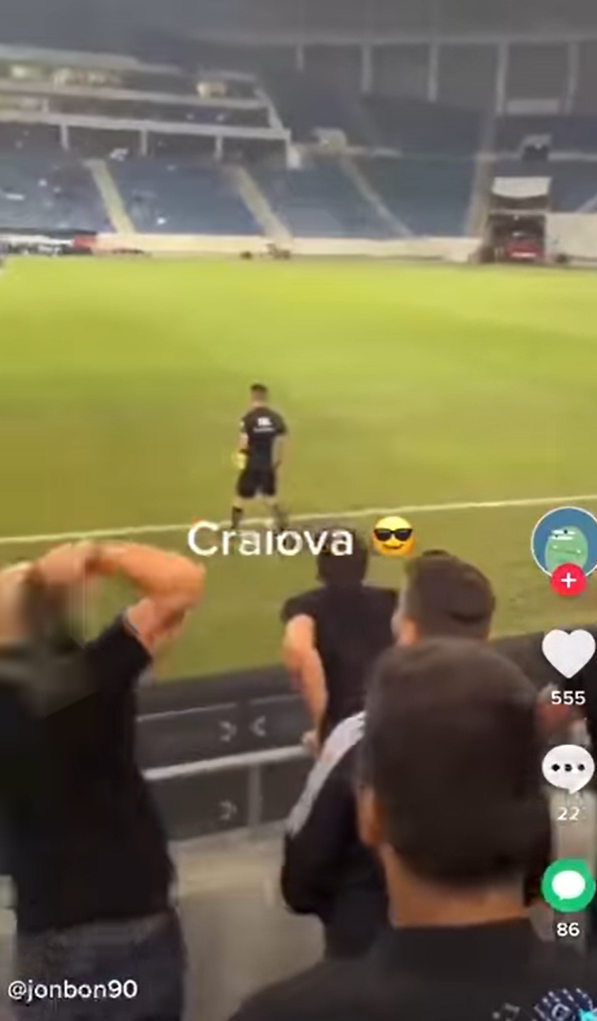 Imaginile care nu s-au văzut pe TV! Fanii lui FCU au aruncat cu un pantof în tușier în timpul meciului! Ce riscă oltenii_2
