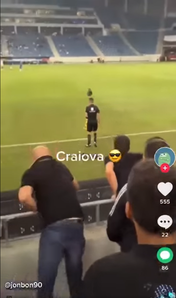 Imaginile care nu s-au văzut pe TV! Fanii lui FCU au aruncat cu un pantof în tușier în timpul meciului! Ce riscă oltenii_3