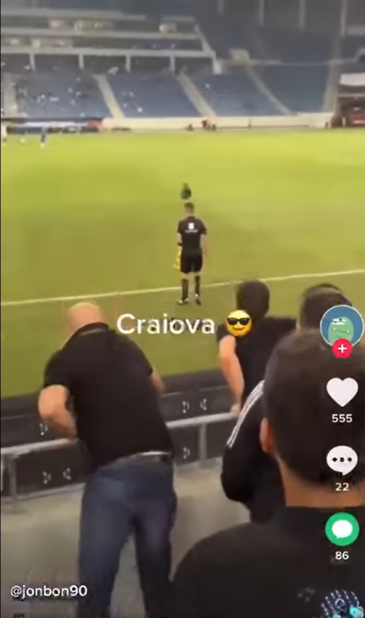 Imaginile care nu s-au văzut pe TV! Fanii lui FCU au aruncat cu un pantof în tușier în timpul meciului! Ce riscă oltenii_3