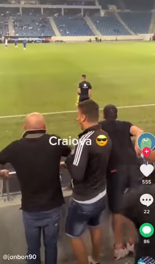 Imaginile care nu s-au văzut pe TV! Fanii lui FCU au aruncat cu un pantof în tușier în timpul meciului! Ce riscă oltenii_4