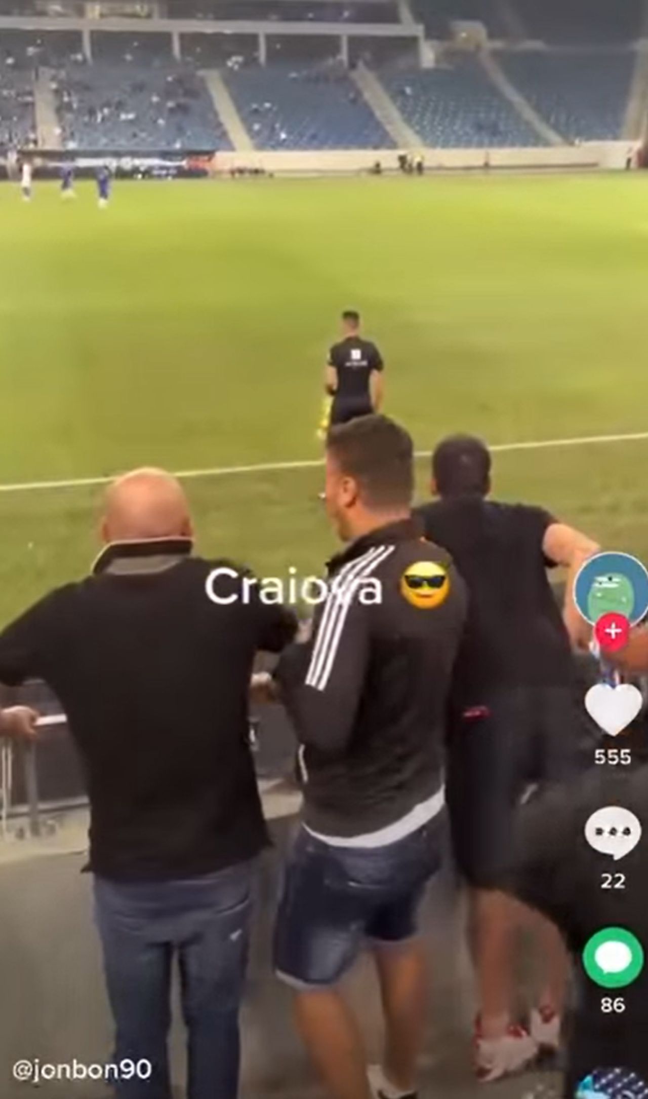 Imaginile care nu s-au văzut pe TV! Fanii lui FCU au aruncat cu un pantof în tușier în timpul meciului! Ce riscă oltenii_4