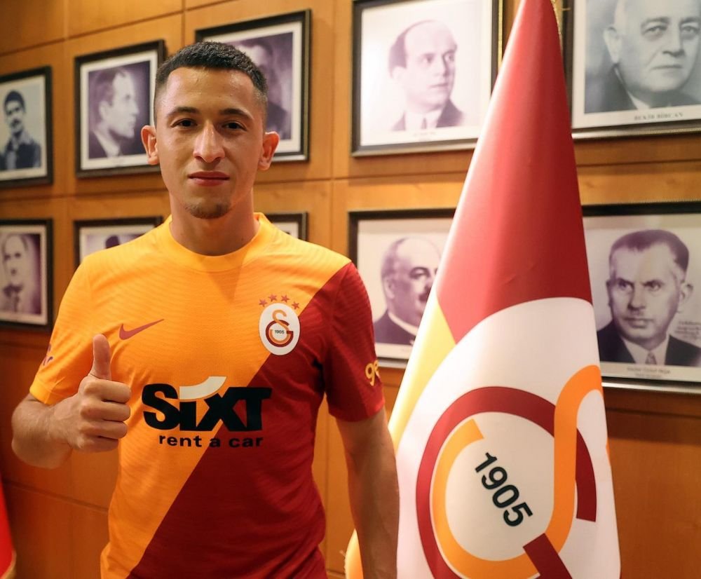 Piedestalul pe care a fost ridicat Moruțan după primul meci la Galatasaray_2