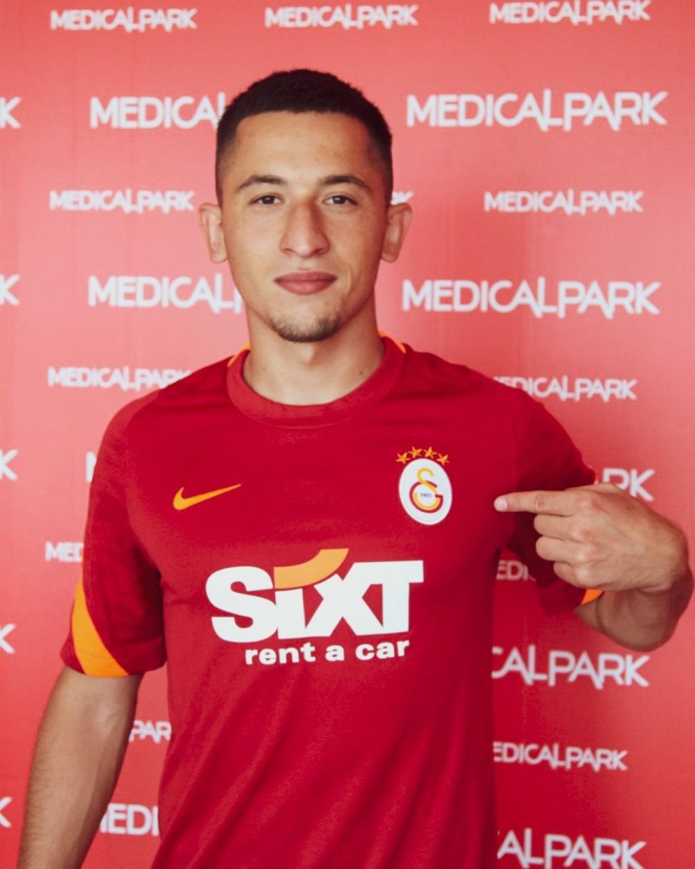 Piedestalul pe care a fost ridicat Moruțan după primul meci la Galatasaray_3