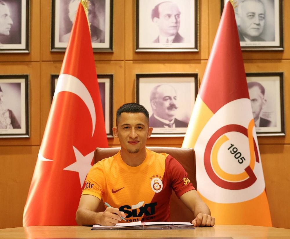 Piedestalul pe care a fost ridicat Moruțan după primul meci la Galatasaray_6