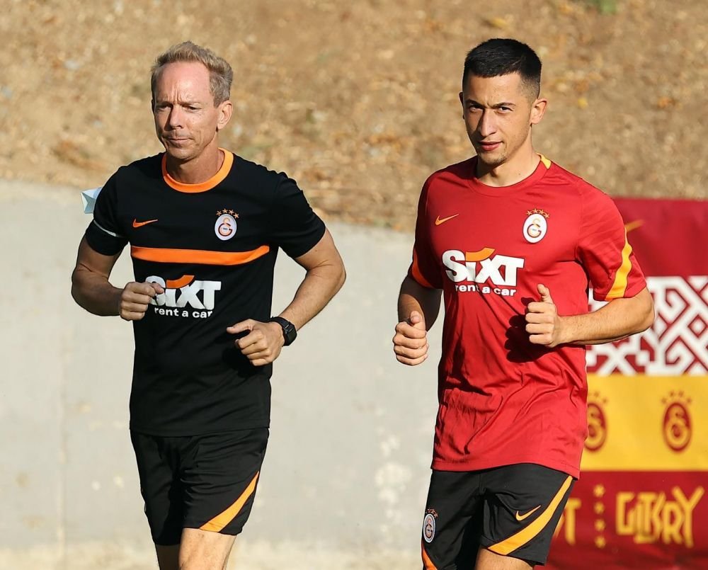 Piedestalul pe care a fost ridicat Moruțan după primul meci la Galatasaray_7
