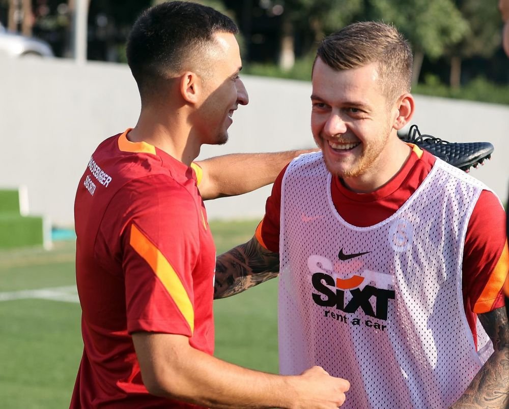Piedestalul pe care a fost ridicat Moruțan după primul meci la Galatasaray_8
