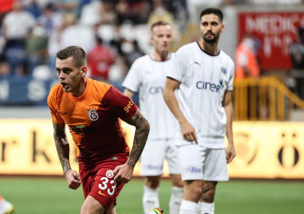 Piedestalul pe care a fost ridicat Moruțan după primul meci la Galatasaray_10