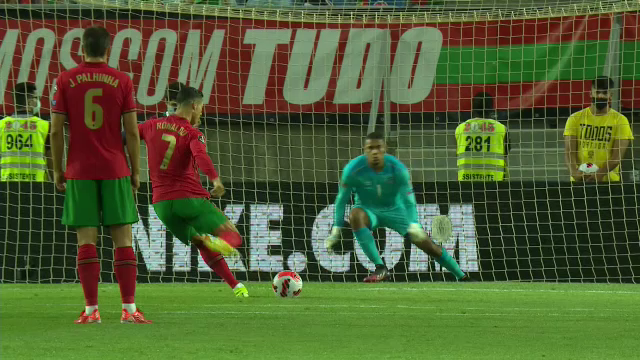 Și-a lovit cu pumnul un adversar și a ratat un penalty cu Irlanda! Ronaldo, car de nervi în preliminariile Mondialului _7