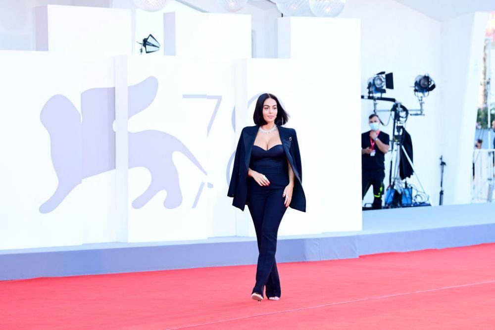 Nimeni nu și-a putut lua ochii de la ea! Georgina, apariție incendiară la Festivalul de Film de la Veneția _13