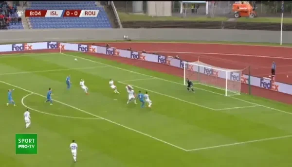 Camora este neatent, respinge slab un balon trimis pe sus în propriul careu și este aproape să trimită în propria poartă