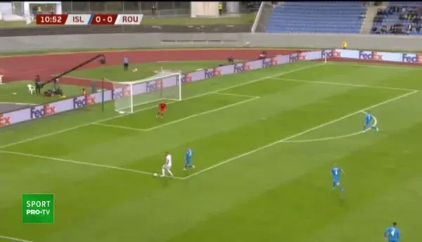 Acțiune bună a României prin Alibec. Atacantul pătrunde în careu și încearcă să trimită pe centru, acolo unde Cicâldău apare ideal, însă își face balonul prea lung și trimite în out