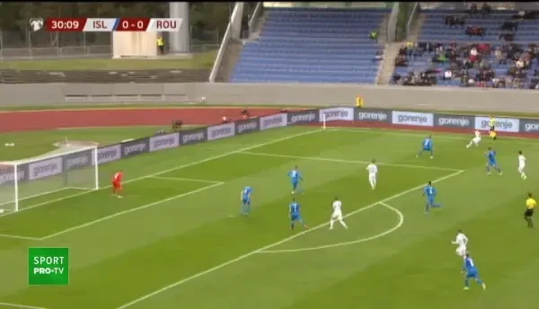 OCAZIE ROMÂNIA! Deian Sorescu șutează puternic din unghi, dar portarul are o intervenție bună și respinge în corner