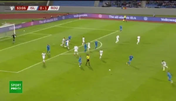 OCAZIE ISLANDA! Gudmunsson centrează &icirc;n fața porții, Rațiu e neatent iar Bjarnarsson e aproape să marcheze, dar șterge puțin balonul