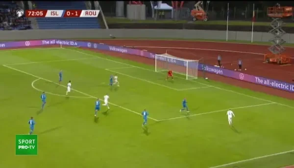 OCAZIE ROM&Acirc;NIA! Manea avansează &icirc;n banda dreaptă și trimite &icirc;n fața porții, acolo unde Dennis Man reia greșit și trimite pe l&acirc;ngă poartă
