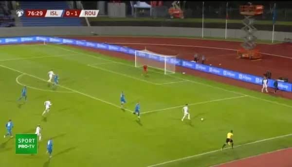 Centrare bună a lui Ianis, dar fundașul Islandei reușește să c&acirc;știge prim-planul &icirc;n duelul cu Markovic și respinge