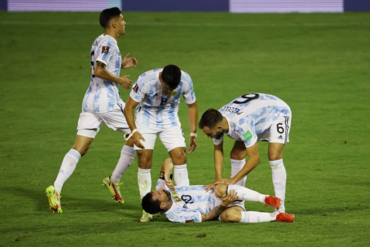 Mesajul lui Adrian Martinez, după faultul teribil asupra lui Messi. Jucătorul din Venezuela, distrus de presa argentiniană_1