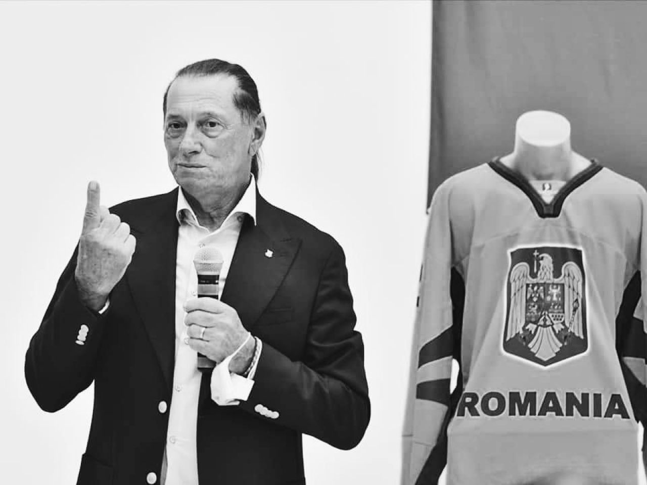 Apropiații și admiratorii lui Ivan Patzaichin își iau acum rămas bun de la marele campion. Imagini de la CS Dinamo_1