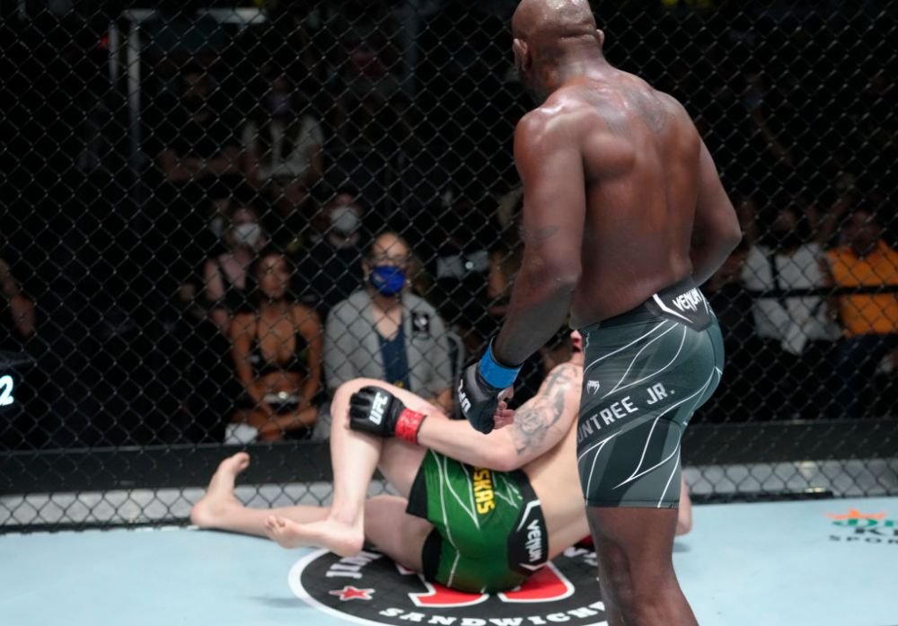 VIDEO | TKO-ul care a ridicat lumea &icirc;n picioare, &icirc;n UFC: &rdquo;Nu exersez la antrenament. Nu vreau să-mi rănesc partenerii&rdquo;