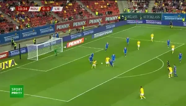 Alin Toșca marchează spectaculos din afara careului.