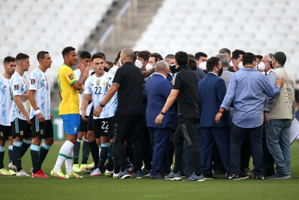 Meciul dintre Brazilia și Argentina, întrerupt după ce autoritățile medicale braziliene au pătruns pe teren_7