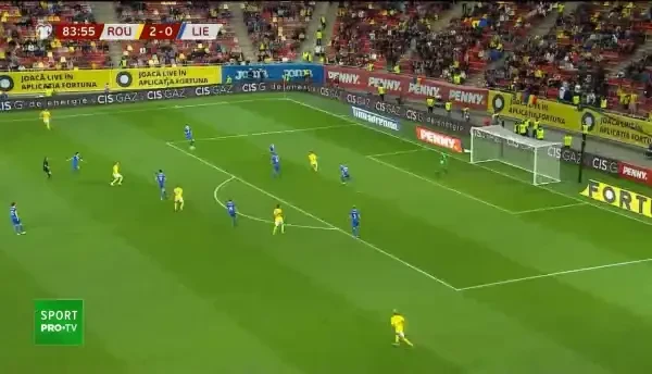 Alexandru Cicâldău are șansa de a face 3-0, dar șutul nu este suficient de puternic.