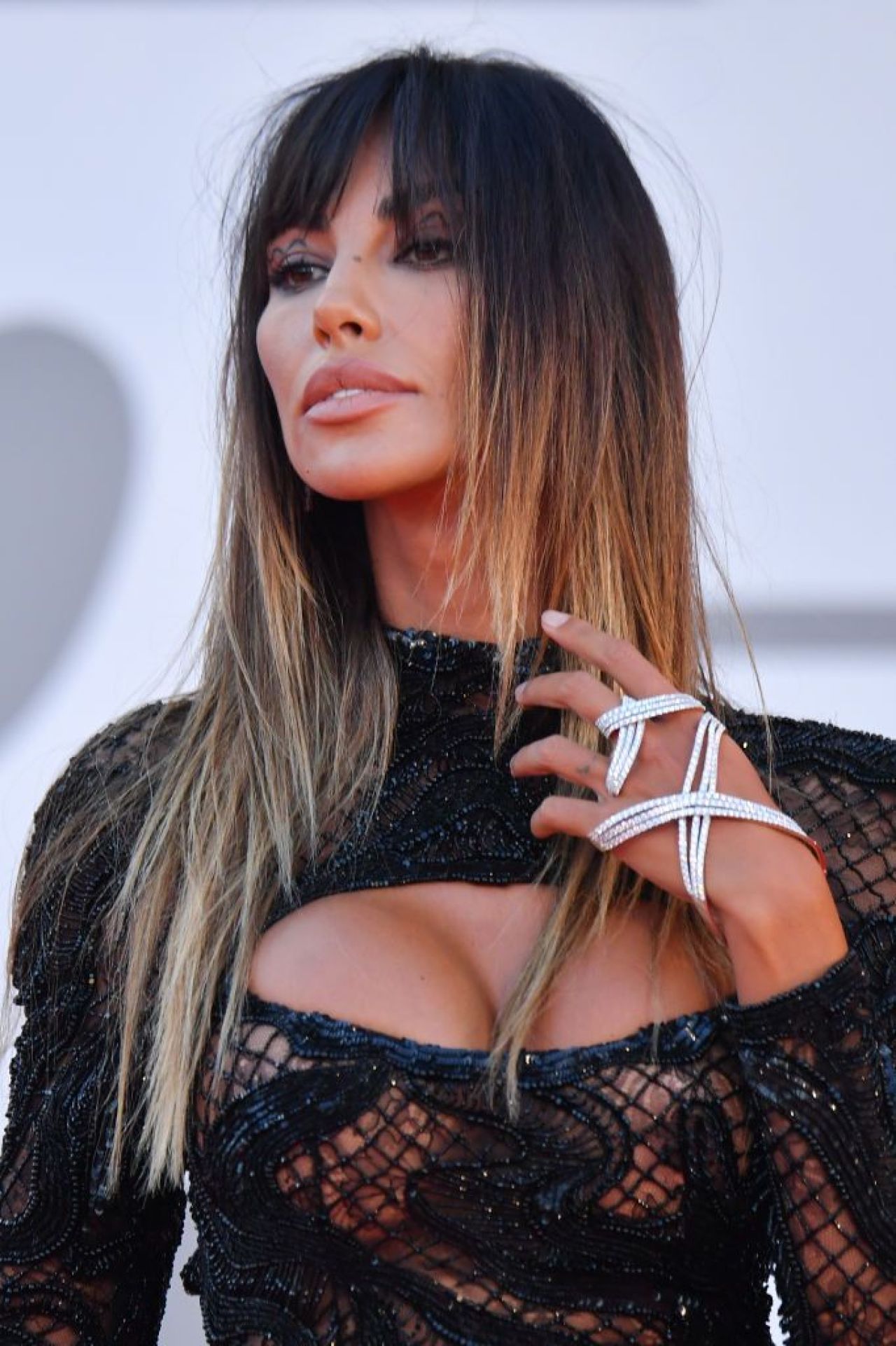 Mădălina Ghenea a defilat pe covorul roșu la Festivalul de la Veneția! Decolteul de la care nimeni nu și-a luat ochii _15