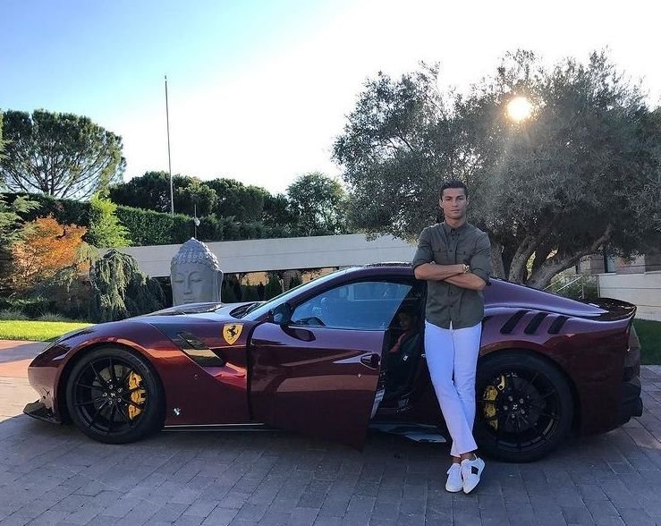 Ce mașină a ales Ronaldo pentru primul antrenament în Anglia! Portughezul a venit cu o mașină de 