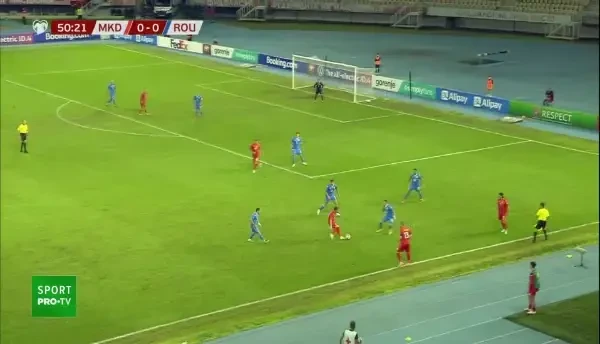 OCAZIE MACEDONIA DE NORD! Camora este depășit de Elmas, care pătrunde în careu și șutează pe jos printre picioarele lui Nedelcearu, dar Niță are o intervenție incredibilă, ca la handbal și respinge