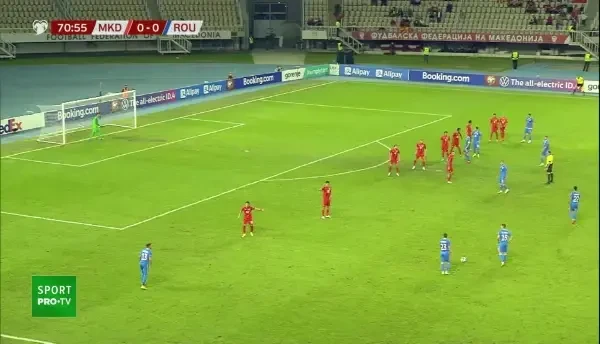 Răzvan Marin șutează de la distanță după o lovitură liberă, portarul respinge în față, balonul ajunge la Cordea, care a lovit cu capul, trimițănd pe lângă poartă