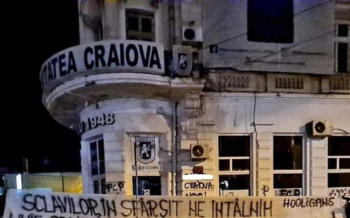 A &icirc;nceput &bdquo;războiul&rdquo; după tragerea la sorți din Cupa Rom&acirc;niei! Ultrașii Petrolului au vandalizat sediul FCU Craiova: &bdquo;Sclavilor!&rdquo;