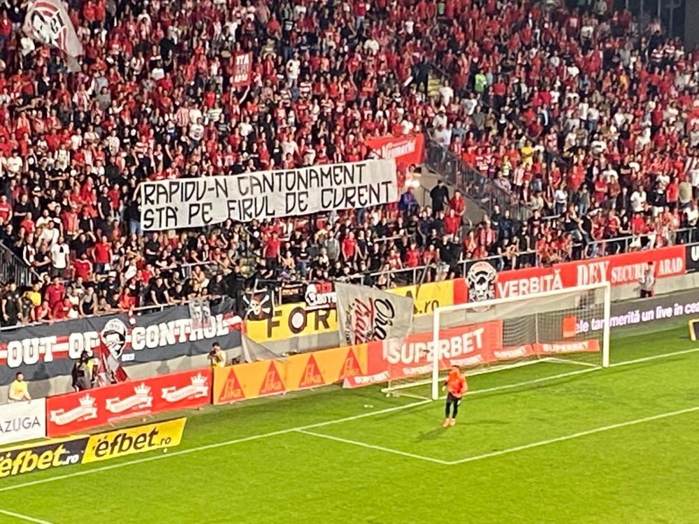 Suporterii prezenți pe stadion la meciul UTA - Rapid s-au duelat în bannere. Arădenii, mesaje ofensatoare_1
