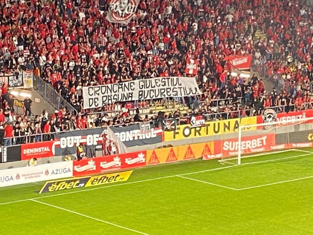 Suporterii prezenți pe stadion la meciul UTA - Rapid s-au duelat în bannere. Arădenii, mesaje ofensatoare_2