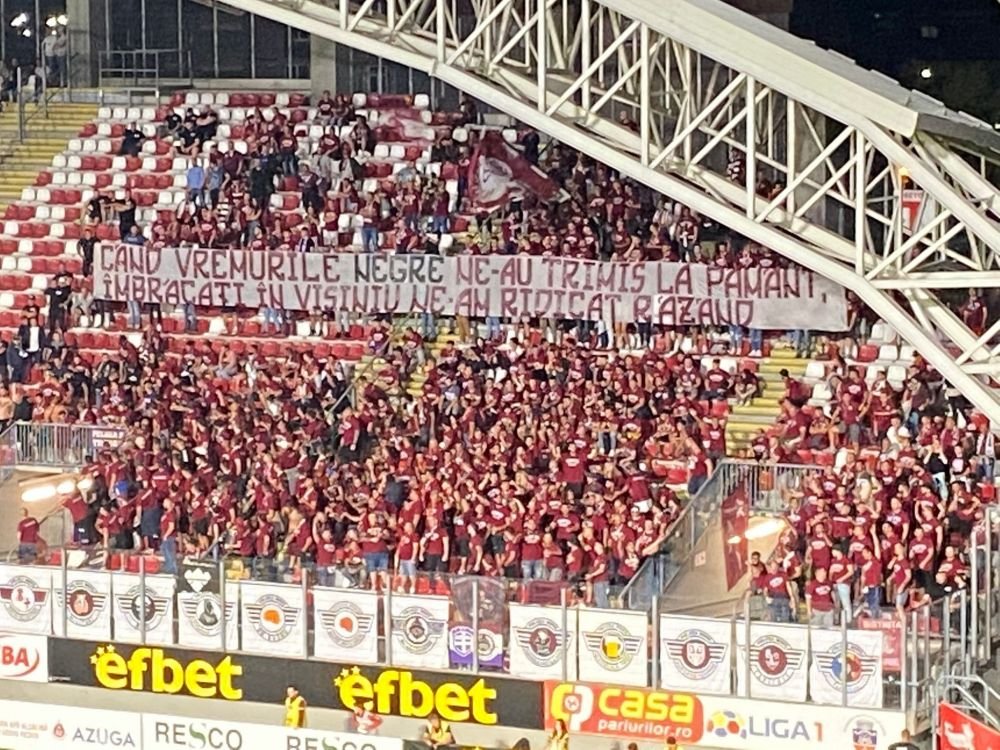 Suporterii prezenți pe stadion la meciul UTA - Rapid s-au duelat în bannere. Arădenii, mesaje ofensatoare_3