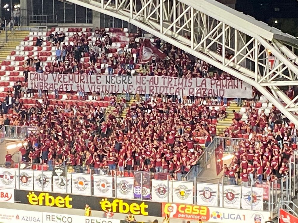 Suporterii prezenți pe stadion la meciul UTA - Rapid s-au duelat în bannere. Arădenii, mesaje ofensatoare_3