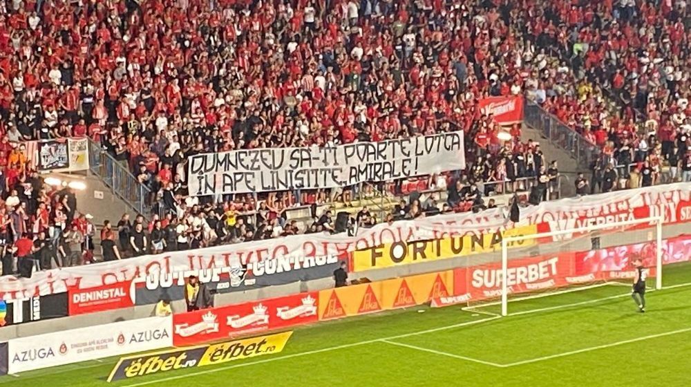 Suporterii prezenți pe stadion la meciul UTA - Rapid s-au duelat în bannere. Arădenii, mesaje ofensatoare_4
