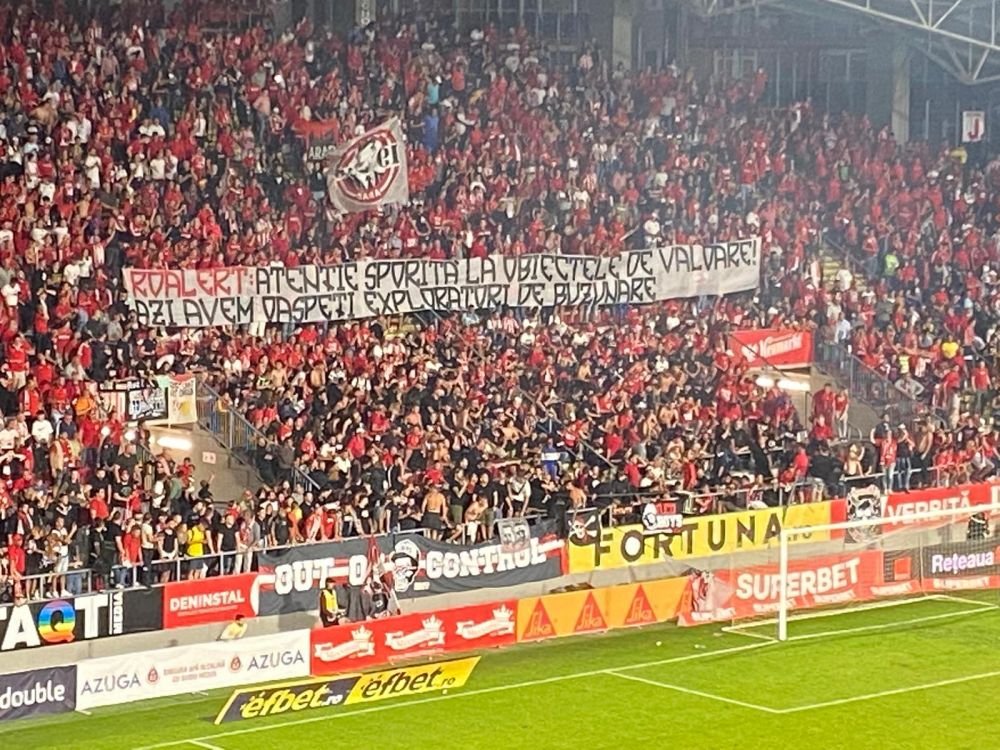 Suporterii prezenți pe stadion la meciul UTA - Rapid s-au duelat în bannere. Arădenii, mesaje ofensatoare_5