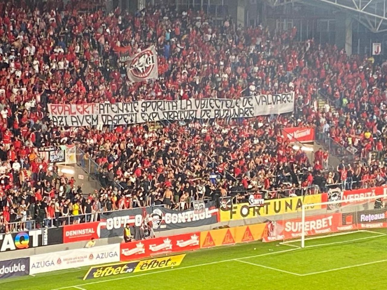 Suporterii prezenți pe stadion la meciul UTA - Rapid s-au duelat în bannere. Arădenii, mesaje ofensatoare_5