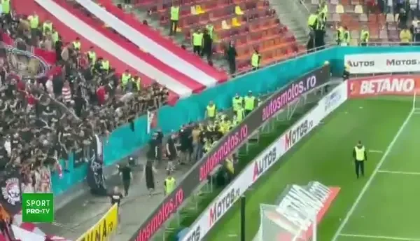 Revolta suporterilor roș-albi. Fanii lui Dinamo au aruncat cu scaune pe teren, au intervenit jandarmii!