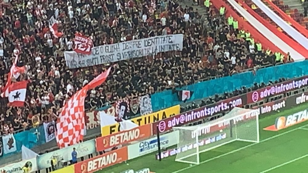 Revolta suporterilor roș-albi. Fanii lui Dinamo au aruncat cu scaune pe teren, au intervenit jandarmii!