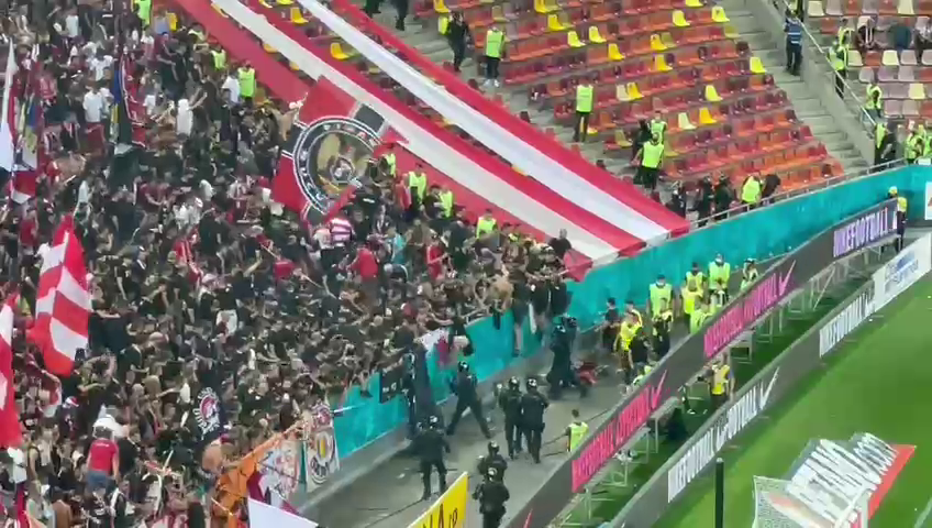 Revolta suporterilor roș-albi. Fanii lui Dinamo au aruncat cu scaune pe teren, au intervenit jandarmii!_4