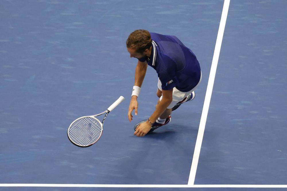 Nimeni nu a mai făcut asta vreodată pe un teren de tenis! Mare iubitor de FIFA, Daniil Medvedev a sărbătorit victoria la US Open &icirc;ntr-un mod caraghios&nbsp;