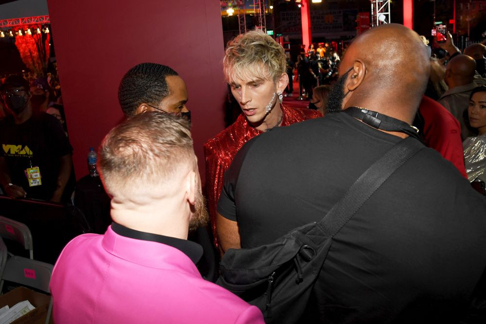 Premii cu scandal! McGregor a sărit să îl bată pe un rapper mai înalt cu 20 de centimetri decât el_3